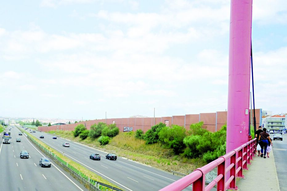 Viaduto na A2 onde o autocarro do Benfica foi apedrejado, a 4 de junho deste ano. Uma das várias pedras arremessadas partiu um vidro da viatura, que seguia a 100 km/h, ferindo os jogadores Weigl e Zivkovic, que foram ao hospital 