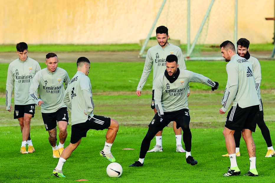 Jardel (à dir. na imagem) e Gonçalo Ramos (atrás de Samaris, que surge ao centro em primeiro plano) foram os últimos jogadores a testarem positivo à Covid 