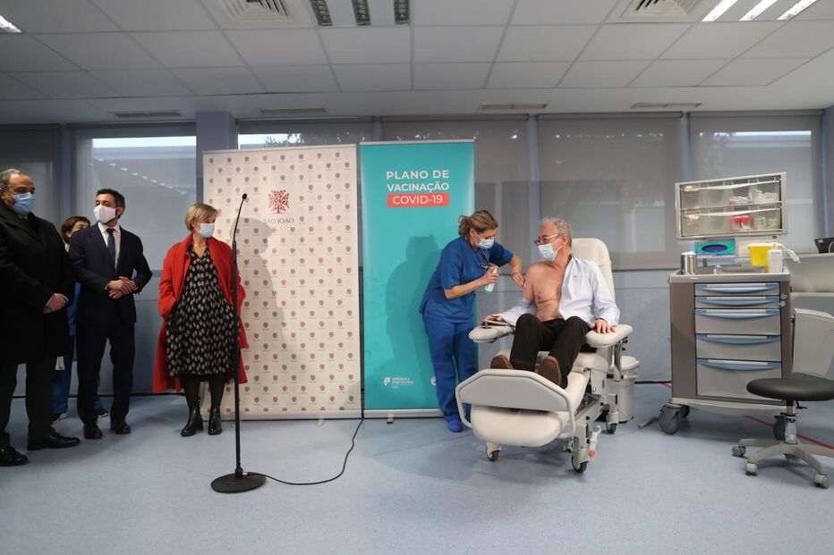 Primeiro vacinado contra Covid-19 em Portugal foi António Sarmento, de 65 anos, diretor do Serviço de Doenças Infecciosas, no Hospital de São João, no Porto