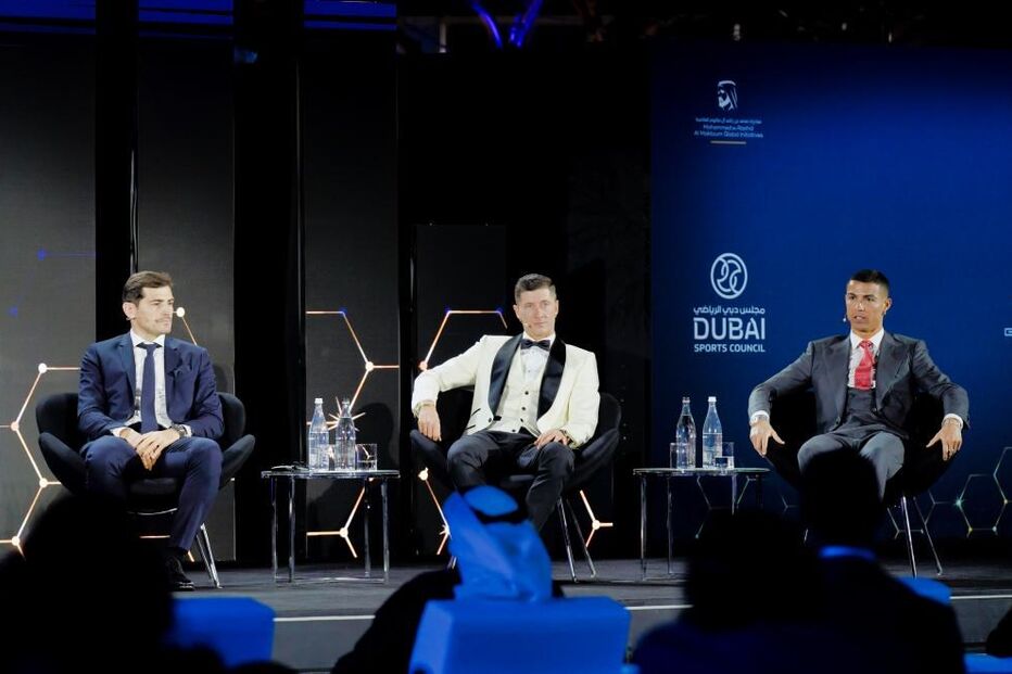 Cristiano Ronaldo festejou conquista do prémio de jogador do século com a namorada Georgina, o filho Cristianinho e com Iker Casillas