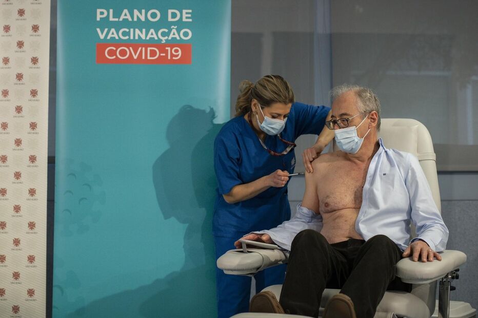 António Sarmento, diretor de serviço de doenças infeciosas do Hospital de São João e médico, foi o primeiro vacinado
