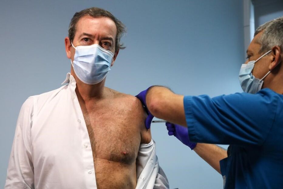 Miguel Guimarães, bastonário da Ordem dos Médicos também foi vacinado