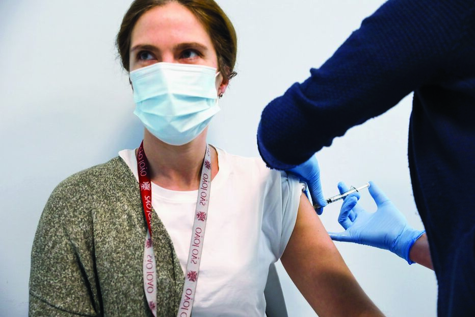 Cerca de cinco mil profissionais do setor da saúde foram vacinados no Porto, Coimbra e Lisboa