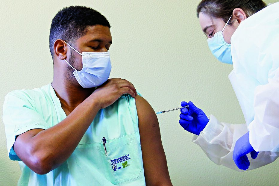 Cerca de cinco mil profissionais do setor da saúde foram vacinados no Porto, Coimbra e Lisboa