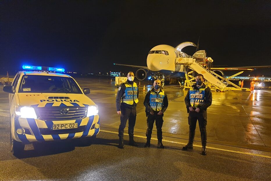 PSP auxilia e escolta distribuição da vacina da Covid-19 aos hospitais