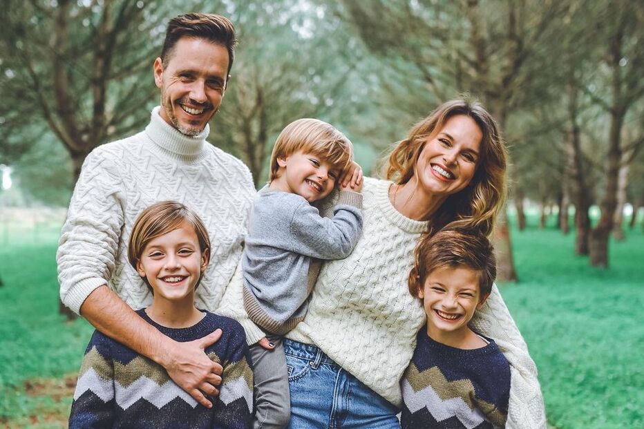 Núria Madruga e Vasco Silva com os filhos, os gémeos Salvador e Sebastião, e Lourenço