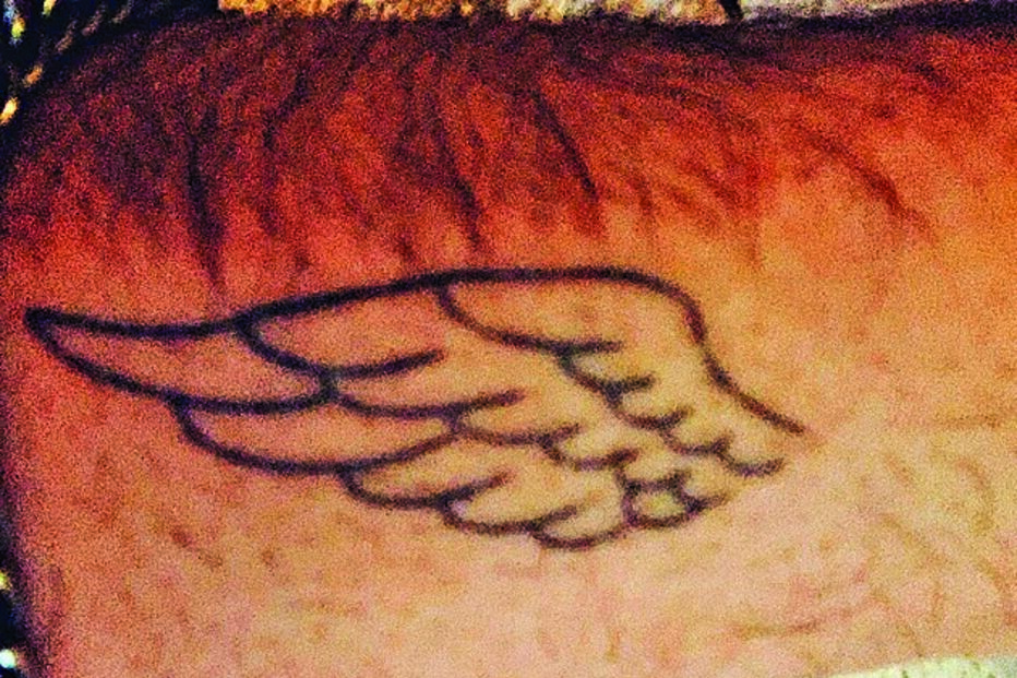 Mickael Carreira faz tatuagem em memória da irmã