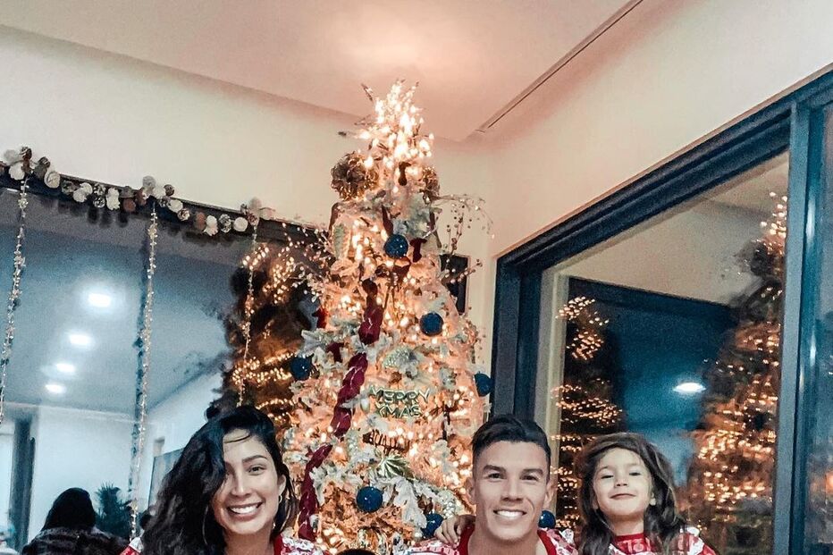 Matheus Uribe vestido a rigor com a família 
