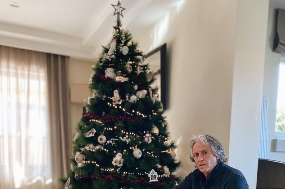 Jorge Jesus não resistiu a tirar uma foto ao lado da árvore de Natal 