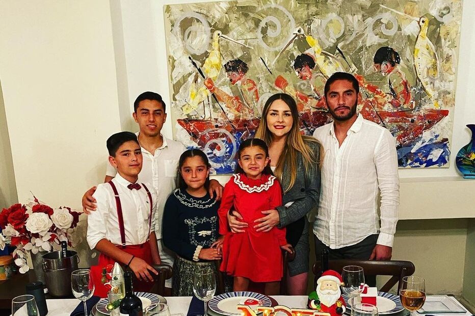 O jogador Corona ao lado da mulher e dos filhos 