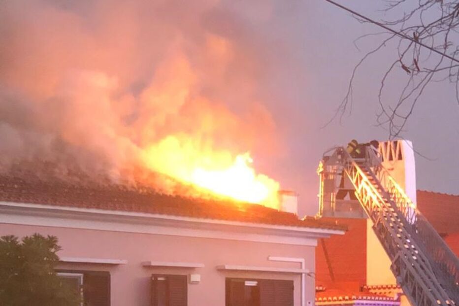 Fogo deflagrou na casa do ex-ministro Nuno Crato em Oeiras	