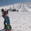 Centenas de pessoas aproveitam bom tempo para esquiar e brincar na neve na Serra da Estrela
