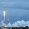 Agência SpaceX envia recorde de 143 satélites e cinzas humanas num único foguete