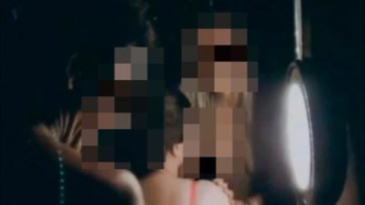 Festa de swing em restaurante brasileiro com sexo em cima das mesas e sem regras gera polémica - Mundo