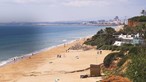 Mais areia para combater erosão nas praias do Algarve