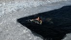 Imagens de arrepiar: Idosos mergulham nas águas geladas de rio em Pequim, na China. Veja as imagens