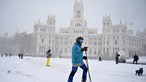 Esqui e snowboard nas ruas de Espanha devido a tempestade de neve