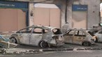 Quatro carros destruídos e fachada de prédio queimada após fogo posto em Setúbal. Veja as imagens
