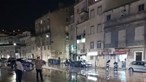 Rebentamento de conduta inunda rua em Alcântara, Lisboa