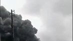 Novas imagens mostram coluna de fumo denso durante incêndio em fábrica em Paredes de Coura