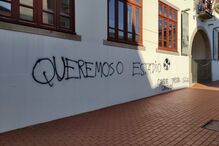 Paredes do edifício da Junta de Freguesia de Espinho vandalizadas