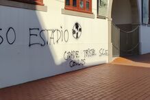 Paredes do edifício da Junta de Freguesia de Espinho vandalizadas