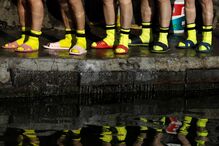 Reformados mergulham nas águas geladas apesar do frio, em Pequim, na China