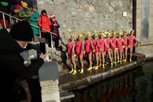 Reformados mergulham nas águas geladas apesar do frio, em Pequim, na China