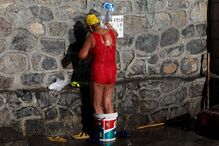 Reformados mergulham nas águas geladas apesar do frio, em Pequim, na China