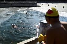 Reformados mergulham nas águas geladas apesar do frio, em Pequim, na China
