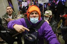 Apoiantes de Trump invadem Capitólio