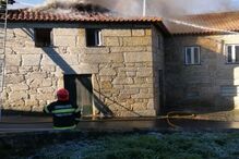 Fogo desaloja família em Famalicão