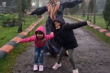 Ratih mostrou-se com os filhos no avião que acabou por cair na Indonésia, ao largo de Jacarta