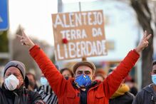 Manifestantes antifascista aguardam com palavras de ordem a chegada do candidato às eleições presidenciais de 2021, André Ventura (