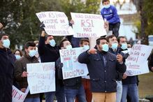 Manifestantes antifascista aguardam com palavras de ordem a chegada do candidato às eleições presidenciais de 2021, André Ventura (