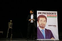 O candidato pelo Chega às eleições presidenciais de 2021, André Ventura, continua o seu discurso depois de aparecer um esqueleto ao abrirem as cortinas durante uma ação de campanha no Cine-teatro de Serpa, 10 de janeiro de 2021