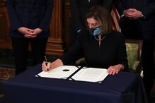 Nancy Pelosi assina segundo 'impeachment' de Donald Trump	