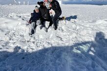 Matheus Uribe com a família na neve