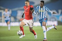 Duelo de laterais. Portista Zaidu tenta tirar a bola ao benfiquista Gilberto