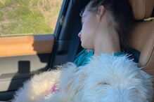 Kelly Bailey com a cadela Lua