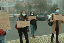 Dezenas de alunos em protesto pelo encerramento de escola em Lisboa durante confinamento