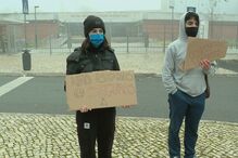 Dezenas de alunos em protesto pelo encerramento de escola em Lisboa durante confinamento