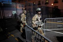 Ruas fechadas, muitos militares e bandeiras. Washington a postos para a tomada de posse de Joe Biden