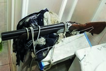 Caçadeira foi montada em escadote e presa com cordas