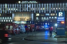 Ambulâncias fazem fila à porta do Hospital Santa Maria, em Lisboa, durante horas