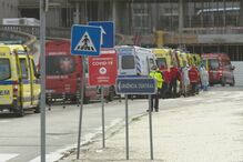 Fila de ambulâncias espera para deixar doentes no Hospital de Santa Maria em Lisboa
