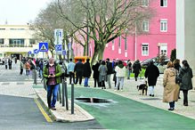 Habitante da capital aproveitou a deslocação à mesa de voto para passear o animal de estimação