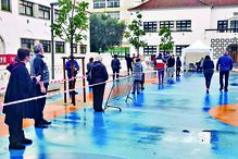 Distanciamento social respeitado pelos eleitores algarvios na secção de voto da EB1 de Portimão