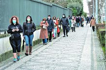 Eleitores muito bem ordenados na rua Infante d. Henrique, em Viseu, para votar na Alves Martins