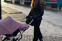 Orsi Fehér com a filha, India